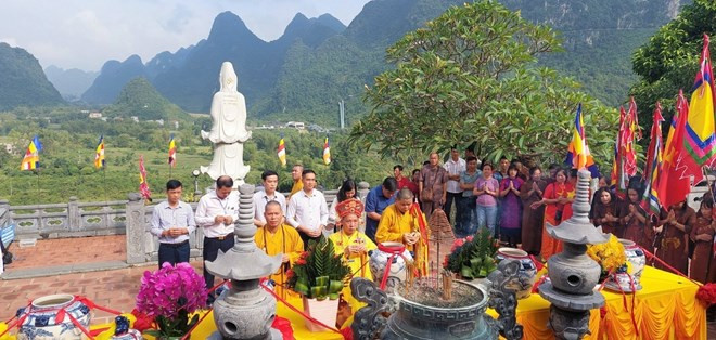 Lễ rước nước thiêng từ Thác Bản Giốc lên điện chính chùa Phật tích Trúc Lâm Bản Giốc cầu quốc thái dân an. (Ảnh: Chu Hiệu/TTXVN) Lễ rước nước thiêng từ Thác Bản Giốc lên điện chính chùa Phật tích Trúc Lâm Bản Giốc cầu quốc thái dân an. (Ảnh: Chu Hiệu/TTXVN)