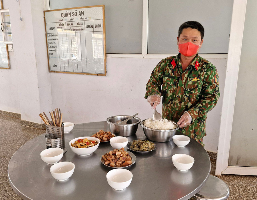 Chuẩn bị bữa ăn cho học viên. Ảnh: V.H