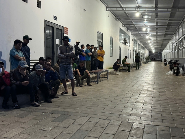 Người nhà bệnh nhân đến bệnh viện chờ cơ quan chức năng làm rõ vụ việc