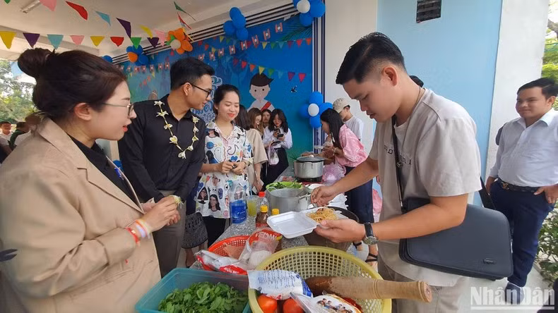 Gian hàng ẩm thực thu hút đông đảo khách đến thưởng thức.