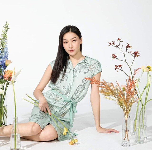 Mang mùa hè theo từng bước chân nàng qua, mẫu váy lụa màu xanh bạc hà mát mắt, mềm mại ôm ấp và tôn lên dáng người yêu kiều. Đầm với phần thắt nơ điệu đà, chi tiết cổ sơ mi kín kẽ giúp nàng trở thành nàng thơ nổi bật trong những ngày nắng vàng ươm Mang mùa hè theo từng bước chân nàng qua, mẫu váy lụa màu xanh bạc hà mát mắt, mềm mại ôm ấp và tôn lên dáng người yêu kiều. Đầm với phần thắt nơ điệu đà, chi tiết cổ sơ mi kín kẽ giúp nàng trở thành nàng thơ nổi bật trong những ngày nắng vàng ươm