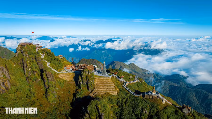 Sau bình minh, bầu trời trong xanh trở lại nhưng biển mây vẫn điệp trùng. Ảnh: BÙI VĂN HẢI