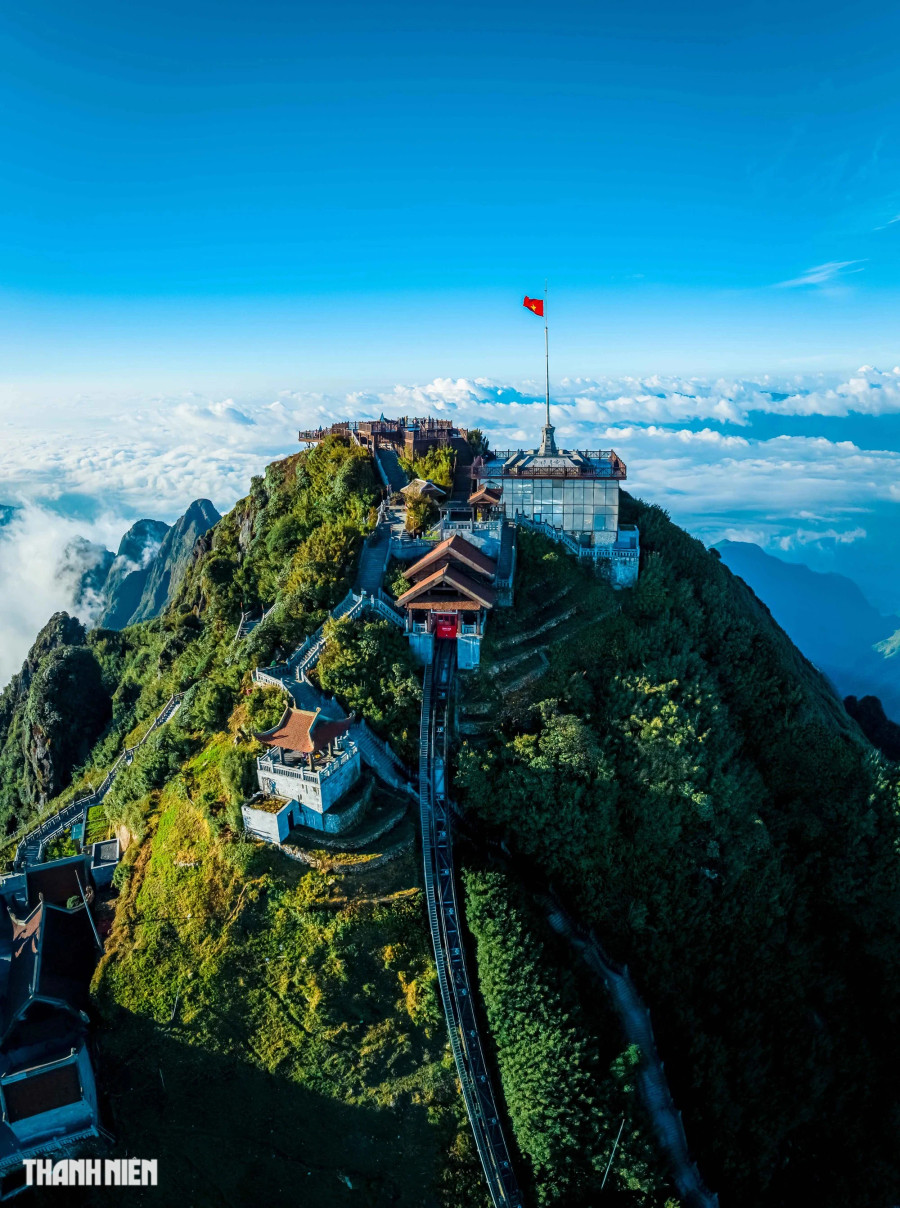 Du khách còn được tận hưởng cảm giác lướt đi trong màn sương mờ ảo giữa khung cảnh núi non trùng điệp của dãy Hoàng Liên Sơn huyền thoại, phía dưới tầm mắt là vô số thửa ruộng bậc thang trải rộng khắp núi đồi. Càng lên cao vực càng sâu, vách núi càng cheo leo hiểm trở, xung quanh cây cối rậm rạp xen kẽ lá xanh, lá đỏ, lá vàng theo từng mùa khác nhau hòa quyện cùng những con suối nước chảy trắng xóa... Ảnh: BÙI VĂN HẢI