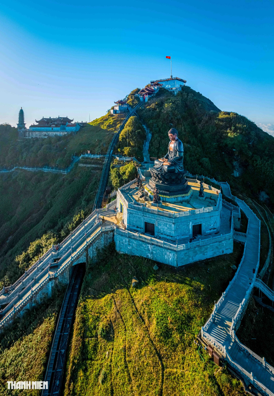 Giữa khung cảnh mây ôm núi như dòng thác đổ, ẩn hiện dáng hình đại tượng Phật A Di Đà từ bi, hay bảo tháp 11 tầng sừng sững giữa đất trời càng khiến khung cảnh thêm phần huyền bí. Ảnh: BÙI VĂN HẢI