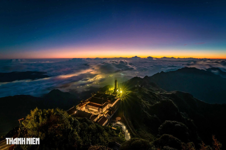 Vượt qua được những khó khăn trên, những bức ảnh đẹp trên đỉnh Fansipan là món quà tuyệt vời dành cho sự cố gắng. Đó là vẻ đẹp của sự kết hợp hài hòa giữa thiên nhiên Tây Bắc với những công trình vĩ đại được tạo tác bởi bàn tay con người giữa chốn linh thiêng. Ảnh: BÙI VĂN HẢI