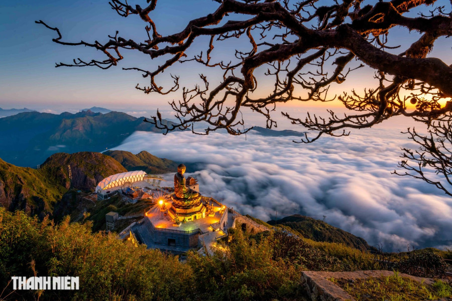 Đây cũng là thời gian lý tưởng để các nhiếp ảnh gia săn mây trên đỉnh Fansipan. Đón bình minh, săn mây trên đỉnh Fansipan luôn là mơ ước của rất nhiều người yêu nhiếp ảnh bởi đây là trải nghiệm không dễ gì có được. Ảnh: BÙI VĂN HẢI