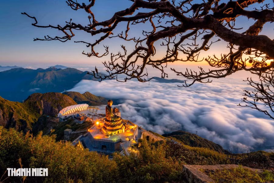 Đây cũng là thời gian lý tưởng để các nhiếp ảnh gia săn mây trên đỉnh Fansipan. Đón bình minh, săn mây trên đỉnh Fansipan luôn là mơ ước của rất nhiều người yêu nhiếp ảnh bởi đây là trải nghiệm không dễ gì có được. Ảnh: BÙI VĂN HẢI