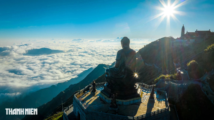 Bên cạnh vẻ đẹp do thiên nhiên ban tặng, những công trình kiến trúc mang đậm dấu ấn Phật giáo (như đại tượng Phật A Di Đà - đang giữ kỷ lục tượng Phật bằng đồng cao nhất châu Á, bảo tháp 11 tầng, tượng Quan Thế Âm, Thập Bát La Hán…) cũng trở thành điểm thu hút không thể bỏ qua trên đỉnh Fansipan. Ảnh: BÙI VĂN HẢI