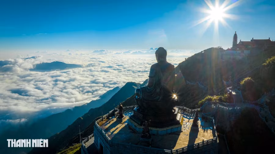 Bên cạnh vẻ đẹp do thiên nhiên ban tặng, những công trình kiến trúc mang đậm dấu ấn Phật giáo (như đại tượng Phật A Di Đà - đang giữ kỷ lục tượng Phật bằng đồng cao nhất châu Á, bảo tháp 11 tầng, tượng Quan Thế Âm, Thập Bát La Hán…) cũng trở thành điểm thu hút không thể bỏ qua trên đỉnh Fansipan. Ảnh: BÙI VĂN HẢI