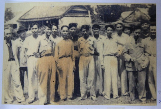Lớp nhà văn kháng chiến ở Quần Tín năm 1948. Tranh: T.L