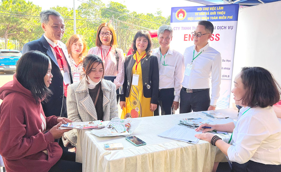 Doanh nghiệp và lao động tham gia Hội chợ Việc làm tỉnh Gia Lai năm 2023. Ảnh: Đinh Yến