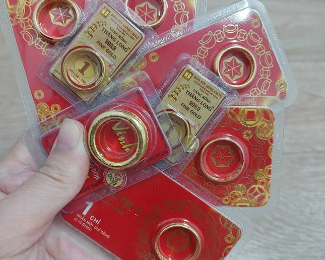 Giá vàng nhẫn tròn trơn bán ra ở mức 76,05 triệu đồng/lượng. (Ảnh:QN).
