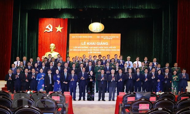 Thường trực Ban Bí thư, Trương Thị Mai cùng đại biểu và các học viên chụp ảnh chung. (Ảnh: Văn Điệp/TTXVN)