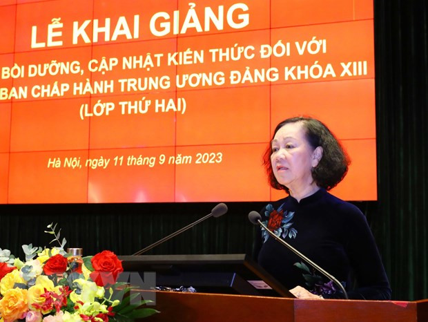 Thường trực Ban Bí thư Trương Thị Mai phát biểu chỉ đạo và khai giảng lớp học. (Ảnh: Văn Điệp/TTXVN)