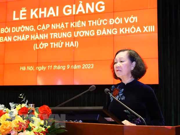 Thường trực Ban Bí thư Trương Thị Mai phát biểu chỉ đạo và khai giảng lớp học. (Ảnh: Văn Điệp/TTXVN) Thường trực Ban Bí thư Trương Thị Mai phát biểu chỉ đạo và khai giảng lớp học. (Ảnh: Văn Điệp/TTXVN)