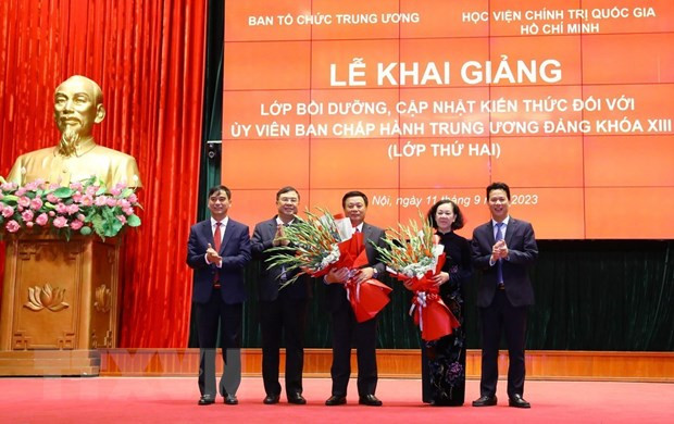 Ban Tổ chức lớp học tặng hoa bà Trương Thị Mai và Giáo sư-Tiến sỹ Nguyễn Xuân Thắng. (Ảnh: Văn Điệp/TTXVN)