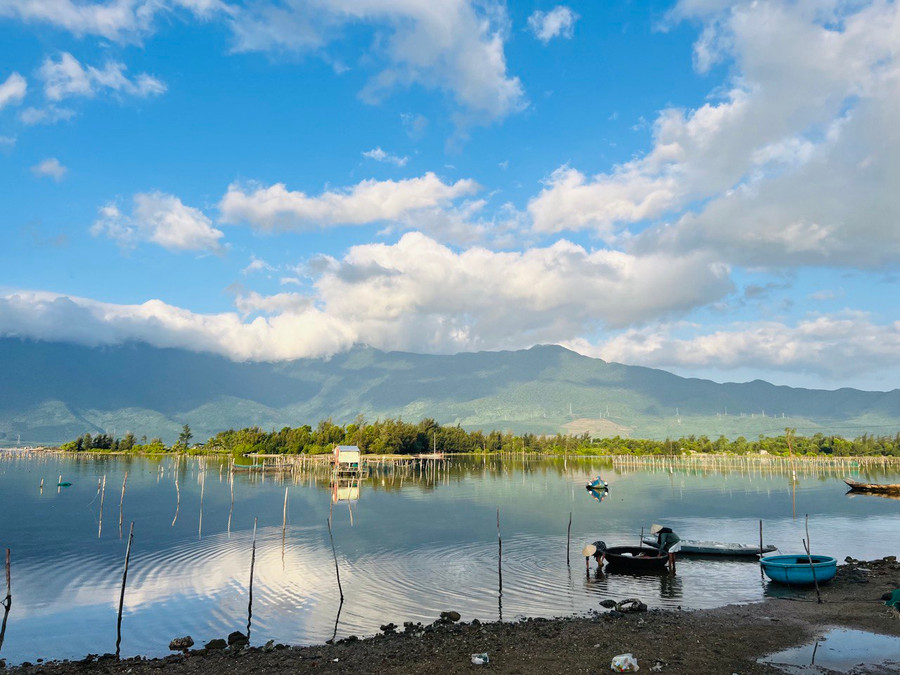 Bức tranh sơn thủy hữu tình ở đầm Lập An vào lúc sáng sớm.
