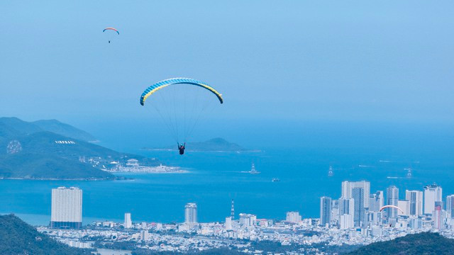 TP.Nha Trang nằm trải dài bên bờ biển TP.Nha Trang nằm trải dài bên bờ biển