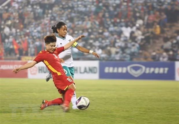 Tình huống tranh cướp bóng quyết liệt của các cầu thủ nữ U20 Việt Nam và nữ U20 Indonesia. (Ảnh: Tạ Toàn/TTXVN)