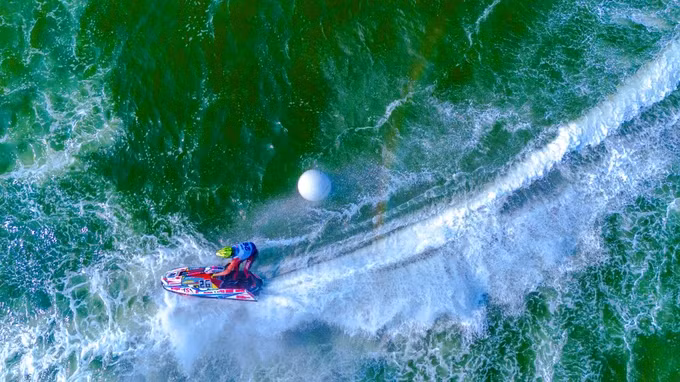 Xé sóng vượt qua chướng ngại vật