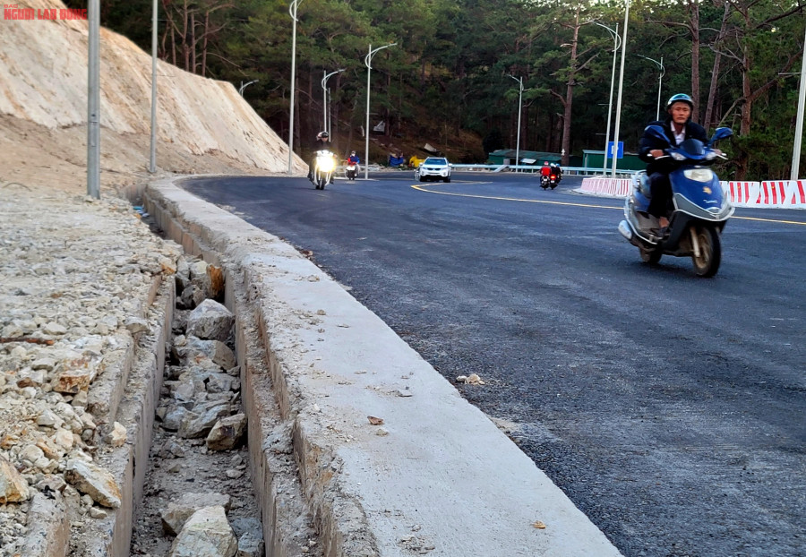 Một điểm trừ nho nhỏ của tuyến đèo khi lưu thông tạm là hệ thống mương thoát nước chưa hoàn thành nhưng không được rào chắn kĩ càng, ít biển cảnh báo nguy hiểm hoặc căng dây phản quang đảm bảo an toàn. Một điểm trừ nho nhỏ của tuyến đèo khi lưu thông tạm là hệ thống mương thoát nước chưa hoàn thành nhưng không được rào chắn kĩ càng, ít biển cảnh báo nguy hiểm hoặc căng dây phản quang đảm bảo an toàn.