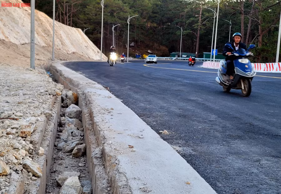 Một điểm trừ nho nhỏ của tuyến đèo khi lưu thông tạm là hệ thống mương thoát nước chưa hoàn thành nhưng không được rào chắn kĩ càng, ít biển cảnh báo nguy hiểm hoặc căng dây phản quang đảm bảo an toàn.