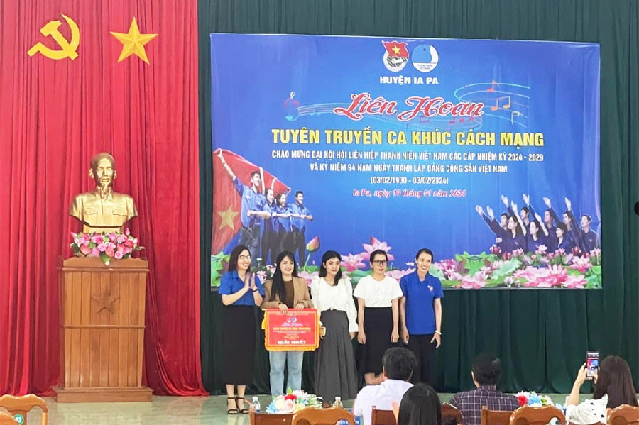 Ban tổ chức trao giải cho đội xã Chư Mố-nhất toàn đoàn. Ảnh: Mai Linh Ban tổ chức trao giải cho đội xã Chư Mố-nhất toàn đoàn. Ảnh: Mai Linh