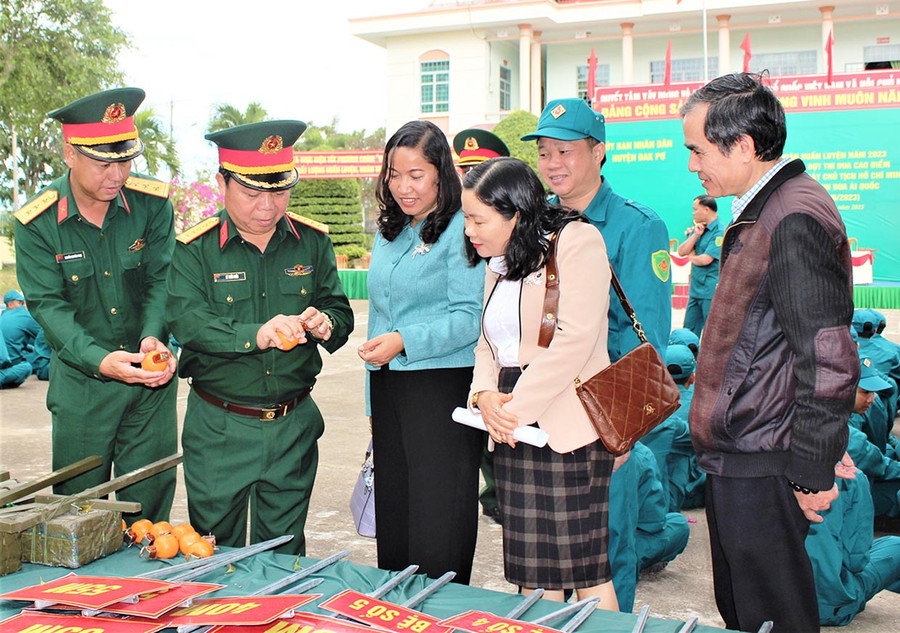 Đại tá Lê Tuấn Hiền (thứ 2 từ trái sang) kiểm tra trang-thiết bị huấn luyện và thực hiện các đợt thi đua cao điểm tại huyện Đak Pơ. Ảnh: V.H