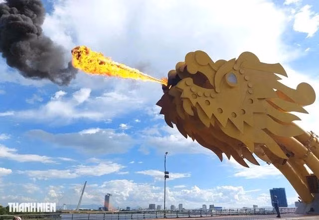 Điểm đến cầu Rồng luôn được du khách trong và ngoài nước yêu thích. Ảnh: HS