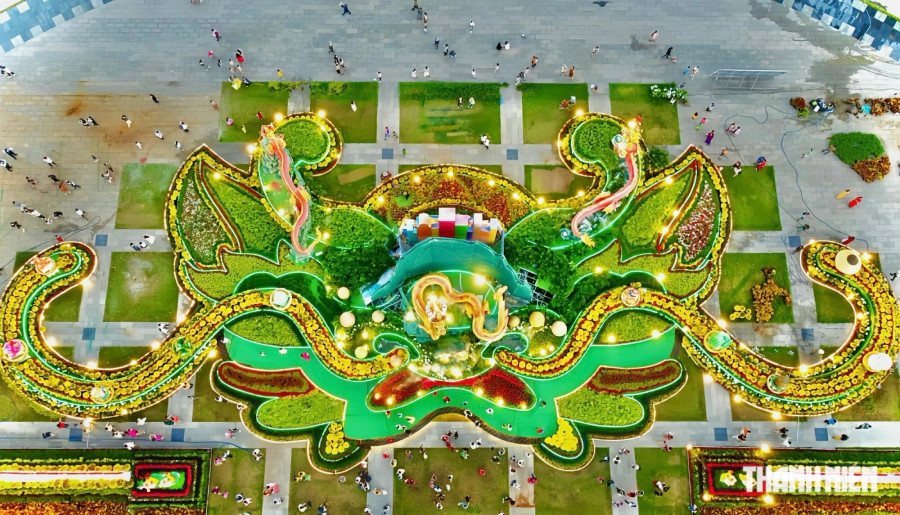 Mô hình linh vật có phối cảnh độc đáo khi nhìn từ trên cao như hình ảnh một đầu rồng lớn (có thể thay đổi màu sắc lung linh về đêm). Ảnh: Thanh Quân