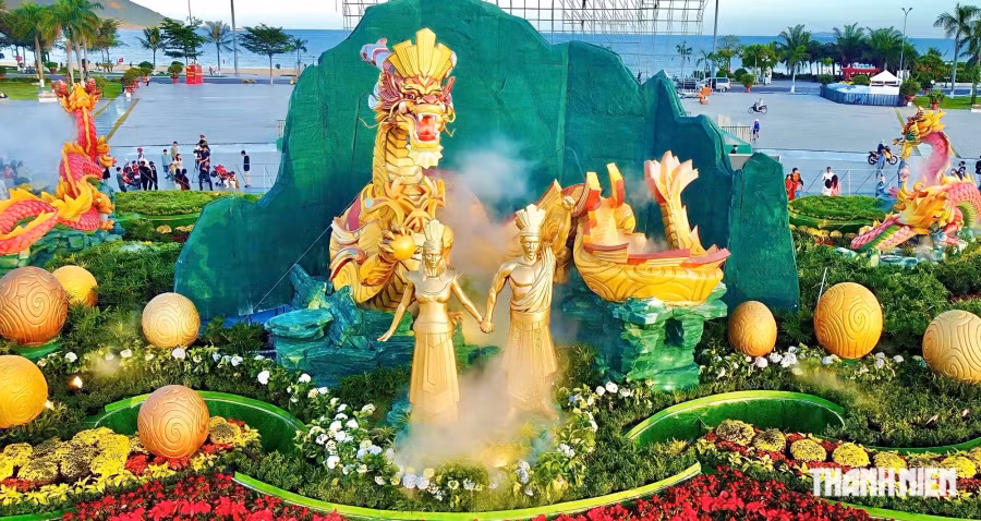 Theo UBND tỉnh Bình Định, biểu tượng linh vật với chủ đề "Tự hào truyền thống Cha Rồng - Mẹ Tiên" dựa trên truyền thuyết dân gian Việt Nam về Lạc Long Quân và Âu Cơ với trăm trứng nở trăm con như một niềm tự hào về nòi giống Tiên Rồng và truyền thống lịch sử, văn hóa của dân tộc Việt Nam với khát vọng vươn lên của đất nước và quê hương Bình Định. Ảnh: Thanh Quân