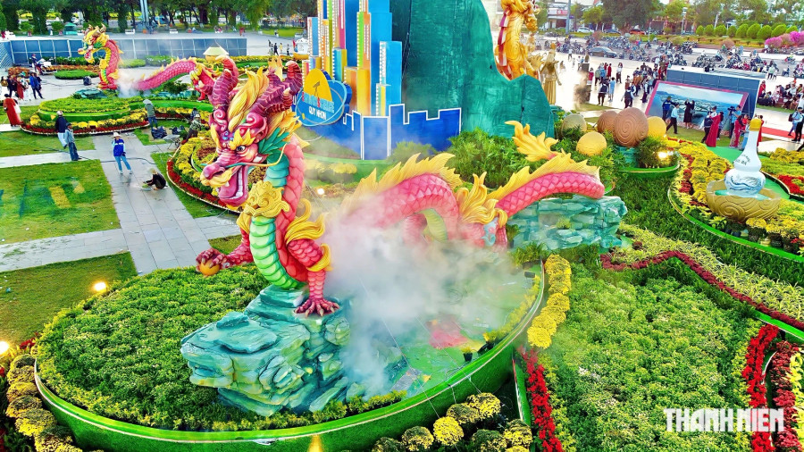 Ngoài ra, phối cảnh mặt sau là mô hình không gian khoa học của tỉnh và hình ảnh về các công trình hiện đại, nhà ở xã hội... biểu tượng của khát vọng sáng tạo, phát triển vươn lên một tầm cao mới của tỉnh Bình Định. Hai bên là 2 con rồng với màu sắc ấn tượng đang uốn lượn, vươn xa. Ảnh: Thanh Quân