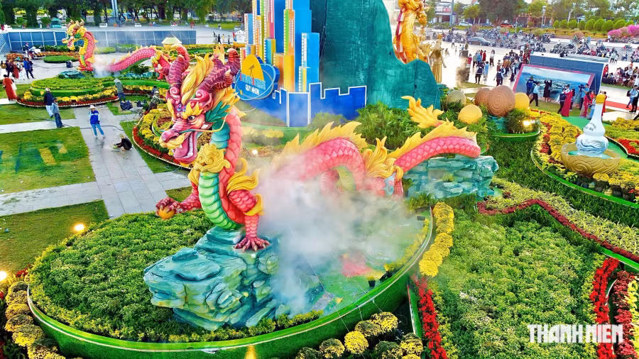 Ngoài ra, phối cảnh mặt sau là mô hình không gian khoa học của tỉnh và hình ảnh về các công trình hiện đại, nhà ở xã hội... biểu tượng của khát vọng sáng tạo, phát triển vươn lên một tầm cao mới của tỉnh Bình Định. Hai bên là 2 con rồng với màu sắc ấn tượng đang uốn lượn, vươn xa. Ảnh: Thanh Quân