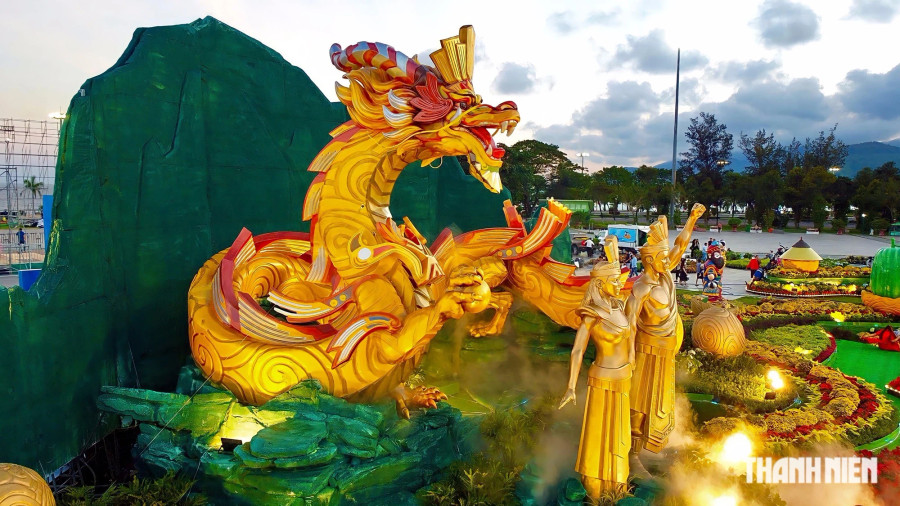 Các chi tiết trên đó được sắp đặt chặt chẽ với hình tượng Lạc Long Quân và Âu Cơ ở trung tâm mặt chính diện, bên trên là tượng rồng oai phong màu vàng đồng làm tông chủ đạo. Phía sau là các dãy núi đan xen hùng vĩ. Ảnh: Dũng Nhân