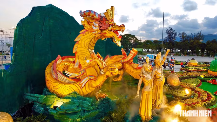 Các chi tiết trên đó được sắp đặt chặt chẽ với hình tượng Lạc Long Quân và Âu Cơ ở trung tâm mặt chính diện, bên trên là tượng rồng oai phong màu vàng đồng làm tông chủ đạo. Phía sau là các dãy núi đan xen hùng vĩ. Ảnh: Dũng Nhân