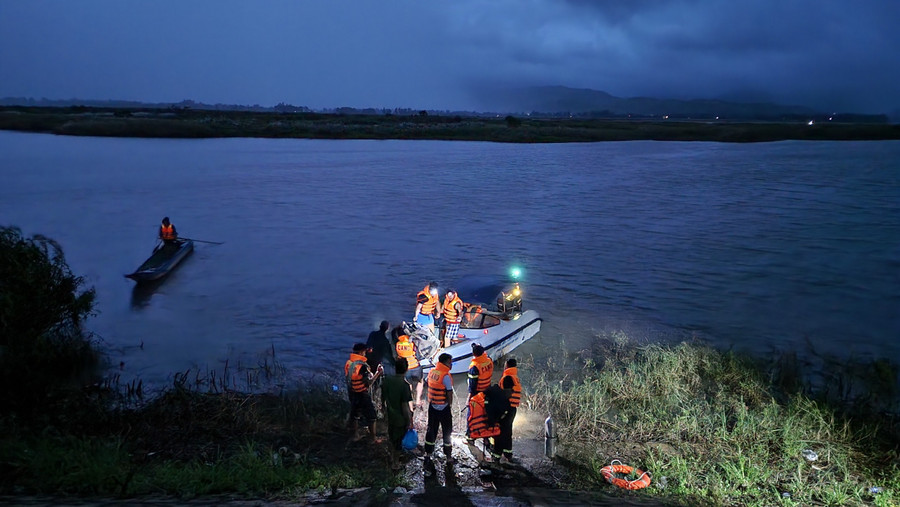 Đến tối, lực lượng tìm kiếm tìm thấy 2 thi thể học sinh Đến tối, lực lượng tìm kiếm tìm thấy 2 thi thể học sinh