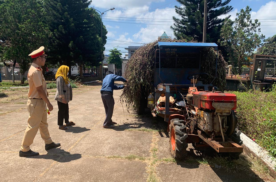 Công an huyện Đak Đoa nhắc nhở chủ xe công nông chở hàng cồng kềnh, che khuất tầm nhìn. Ảnh: Lê Anh Công an huyện Đak Đoa nhắc nhở chủ xe công nông chở hàng cồng kềnh, che khuất tầm nhìn. Ảnh: Lê Anh
