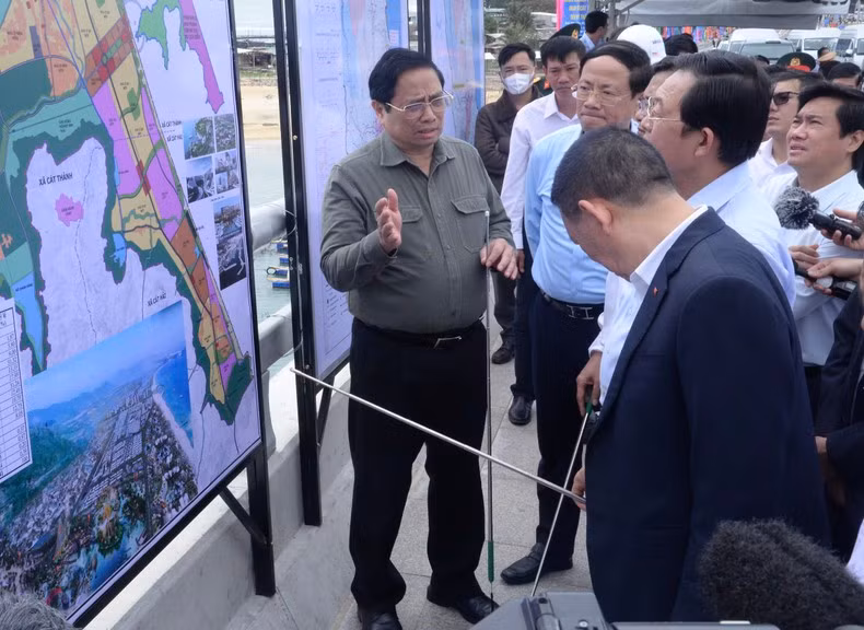 Thủ tướng Phạm Minh Chính nghe các bộ, ngành, địa phương báo cáo về quy hoạch các tuyến đường giao thông trên địa bàn tỉnh Bình Định tại lễ khánh thành.