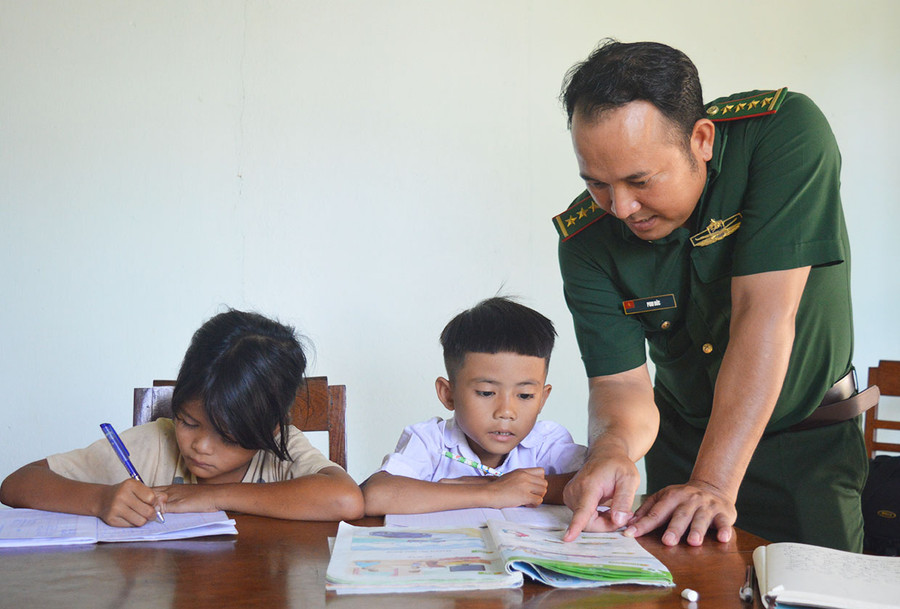 Bộ đội Biên phòng tỉnh thường xuyên quan tâm, hỗ trợ học sinh có hoàn cảnh khó khăn trên biên giới. Ảnh: Minh Nguyễn