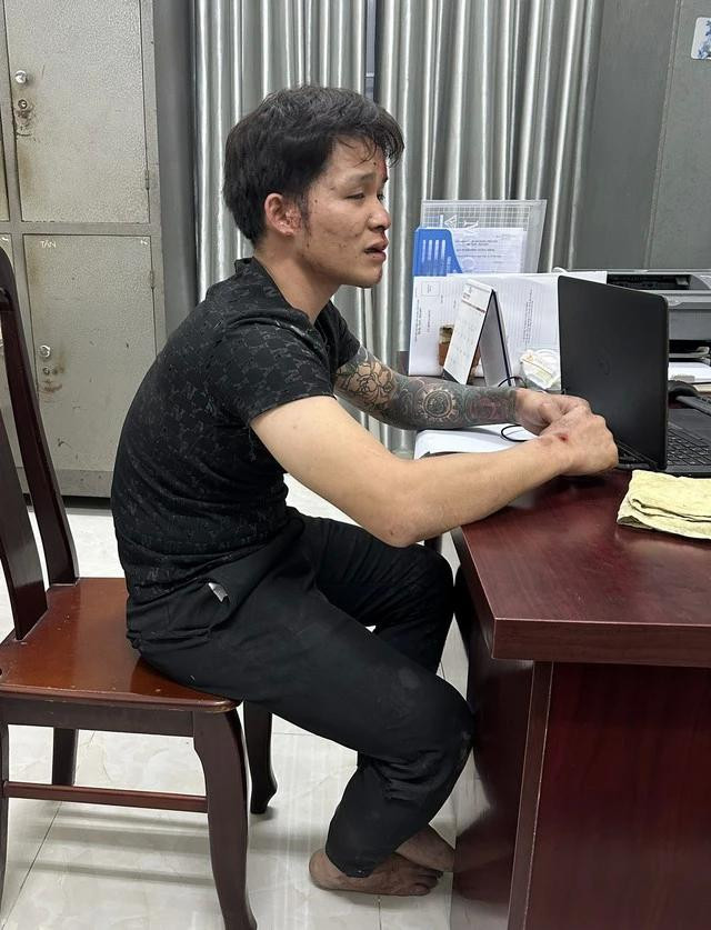 Phan Thanh Cường chở Sinh ném đá. Ảnh: Nguyễn Tú