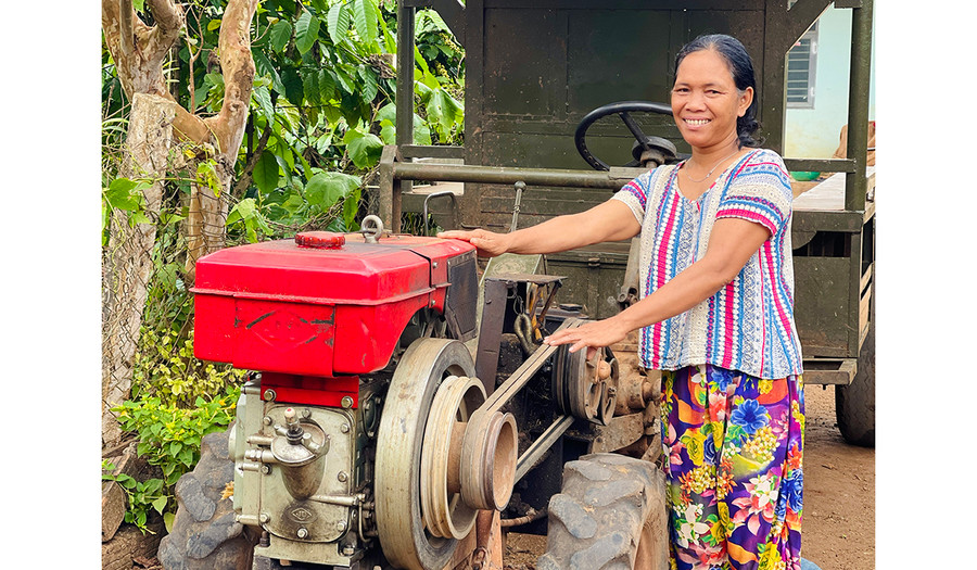 Gia đình bà Băi (làng Weh) được hỗ trợ 10 triệu đồng để mua đầu máy nổ phục vụ sản xuất. Ảnh: M.K Gia đình bà Băi (làng Weh) được hỗ trợ 10 triệu đồng để mua đầu máy nổ phục vụ sản xuất. Ảnh: M.K