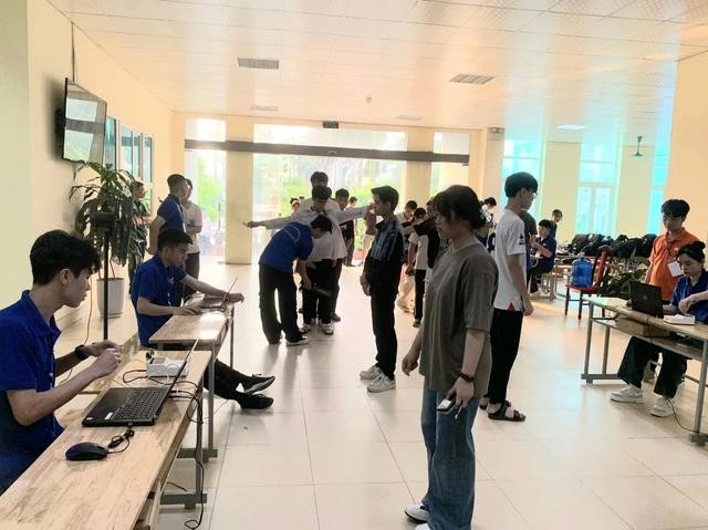 Thí sinh được kiểm tra trước khi làm bài thi đánh giá tư duy TSA. Ảnh: DUY HẢI Thí sinh được kiểm tra trước khi làm bài thi đánh giá tư duy TSA. Ảnh: DUY HẢI