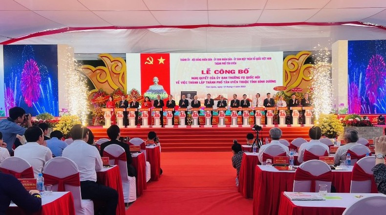 Các đại biểu thực hiện nghi thức khởi động thành phố Tân Uyên. Các đại biểu thực hiện nghi thức khởi động thành phố Tân Uyên.