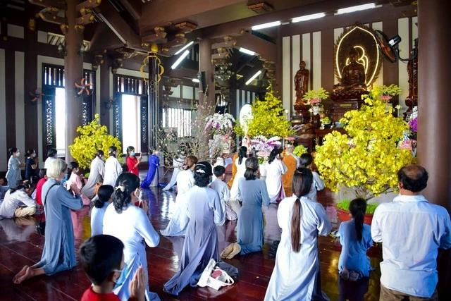 Nhiều gia đình giữ thói quen đi chùa ngày đầu năm mới. Ảnh: Vũ Phượng Nhiều gia đình giữ thói quen đi chùa ngày đầu năm mới. Ảnh: Vũ Phượng