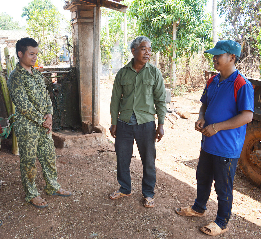 Ông Siu Bốk (ở giữa) trò chuyện với người dân trong làng. Ảnh: P.D Ông Siu Bốk (ở giữa) trò chuyện với người dân trong làng. Ảnh: P.D