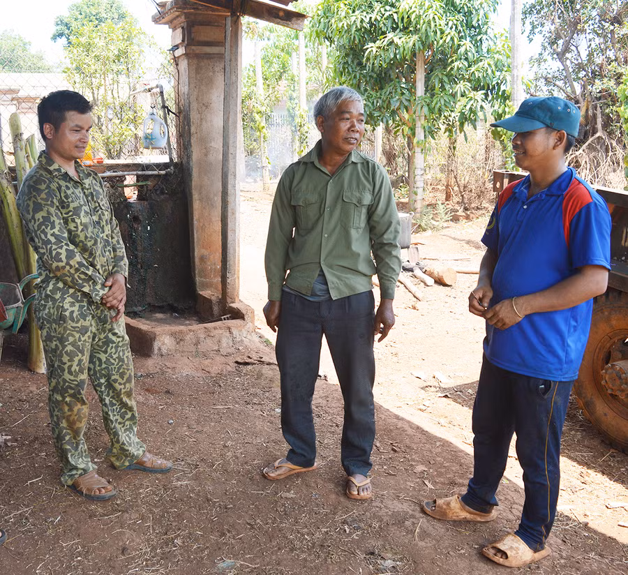 Ông Siu Bốk (ở giữa) trò chuyện với người dân trong làng. Ảnh: P.D