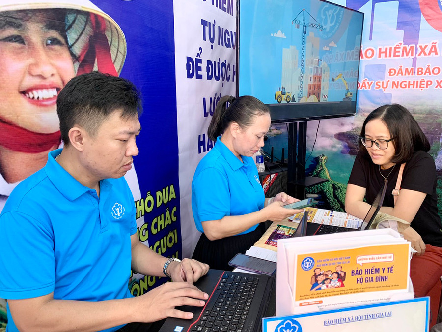 Cán bộ BHXH Gia Lai hướng dẫn và hỗ trợ người dân cài đặt ứng dụng VssID - BHXH số. Ảnh: Như Nguyện Cán bộ BHXH Gia Lai hướng dẫn và hỗ trợ người dân cài đặt ứng dụng VssID - BHXH số. Ảnh: Như Nguyện