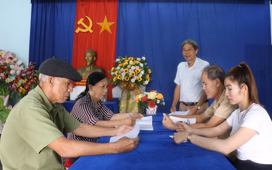 Chi ủy Chi bộ thôn An Thượng 2 (xã Song An, thị xã An Khê) họp triển khai nhiệm vụ. Ảnh: Ngọc Minh