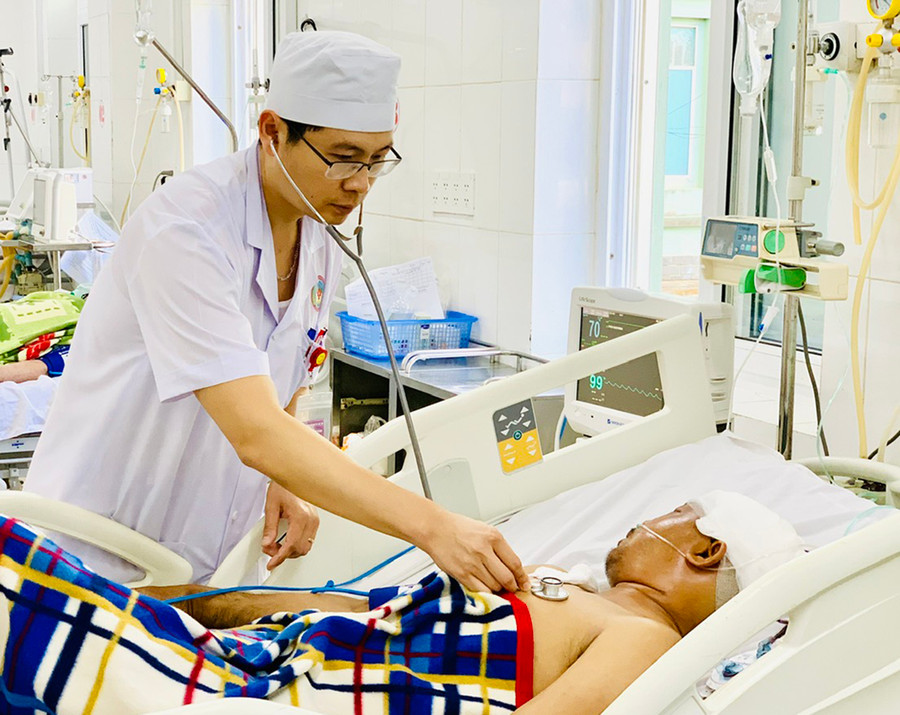 Thời gian qua, nhiều bệnh nhân nặng, nguy kịch đã được các y-bác sĩ Bệnh viện Quân y 211 cứu sống. Ảnh: Như Nguyện Thời gian qua, nhiều bệnh nhân nặng, nguy kịch đã được các y-bác sĩ Bệnh viện Quân y 211 cứu sống. Ảnh: Như Nguyện