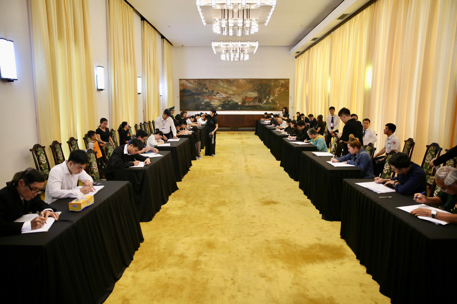 Người dân viết sổ tang để bày tỏ tình cảm đối với Tổng Bí thư Nguyễn Phú Trọng